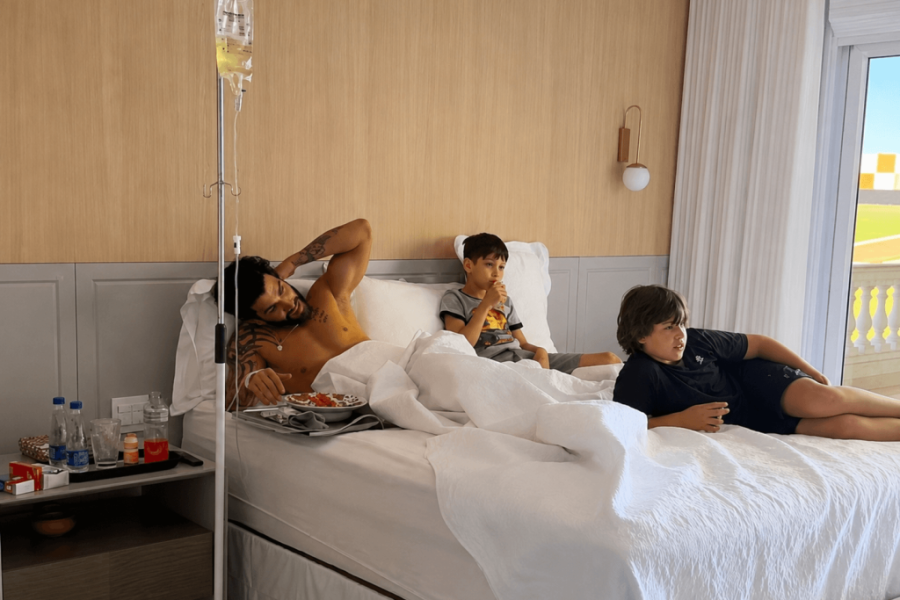 Gusttavo Lima aparece acamado enquanto assiste jogo do Brasil e Gusttavo Lima aparece acamado enquanto assiste jogo do Brasil e